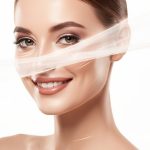 découvrez le balayage sur cheveux blancs qui illumine votre visage et vous fait paraître 10 ans plus jeune grâce à son effet naturel et éclatant.