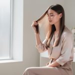 découvrez l'astuce de grand-mère avec un lisseur sans sèche-cheveux pour des cheveux lisses et brillants facilement et sans abîmer vos cheveux.