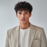 découvrez notre guide complet et facile pour réussir la permanente homme et obtenir des boucles parfaites en un rien de temps.