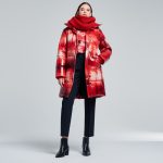 découvrez le tie and dye rouge, la tendance audacieuse qui va enflammer votre style cet hiver. osez la couleur qui fait sensation pour un look unique et vibrant.