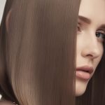 découvrez l'erreur courante que vous faites chaque matin avec vos cheveux lisses et comment éviter qu'ils deviennent ternes pour garder une chevelure éclatante toute la journée.