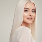 découvrez l'astuce pour obtenir une décoloration cheveux blonds parfaite et un résultat platine éclatant sans avoir besoin de passer par le coiffeur.