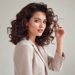découvrez notre tuto facile pour faire un curly hair parfait et obtenir des boucles de rêve en un rien de temps, sans passer des heures coiffée.