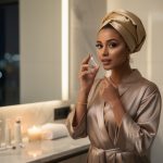 découvrez comment le wrap cheveux protège vos cheveux la nuit, en préservant leur santé et leur éclat, une méthode prisée par les stars pour des cheveux beaux et forts au réveil.